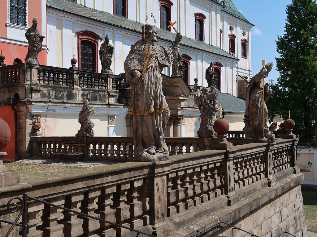 Broumov: barokke beelden bij het klooster