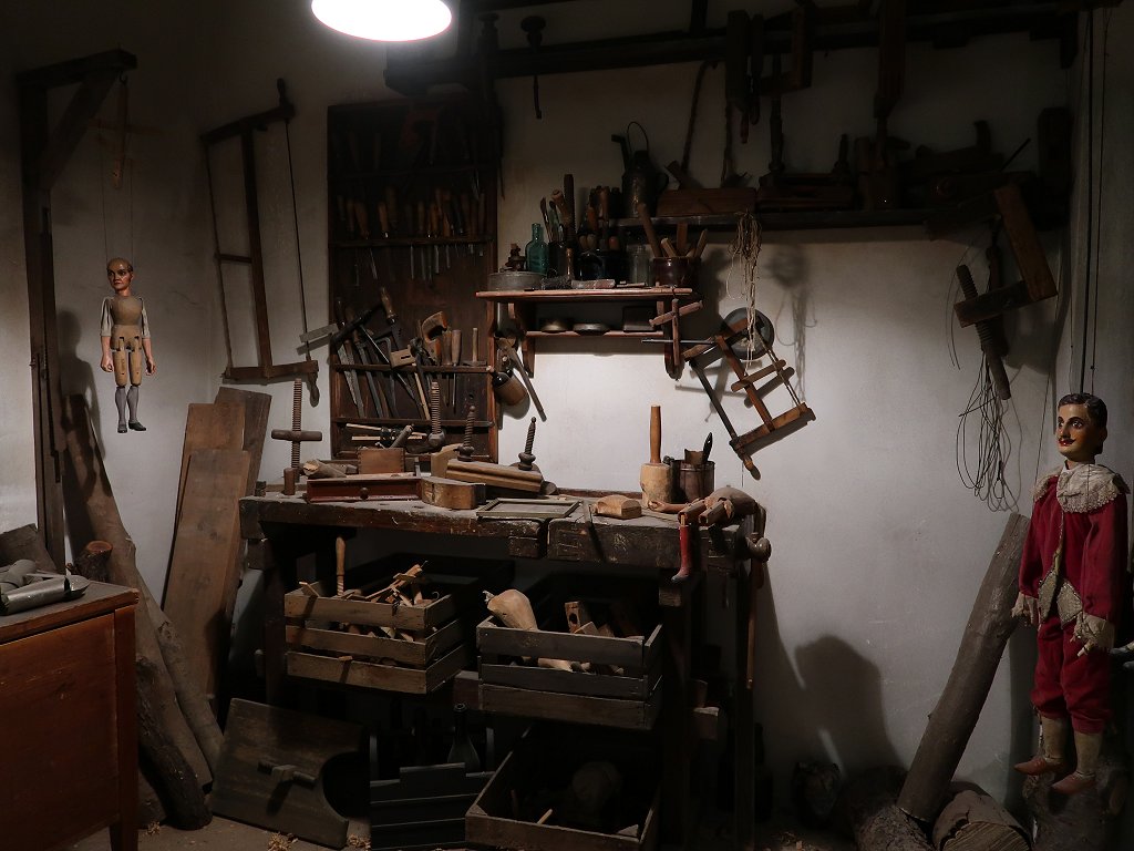 Chrudim: werkplaats van de poppenmaker in het marionetten museum
