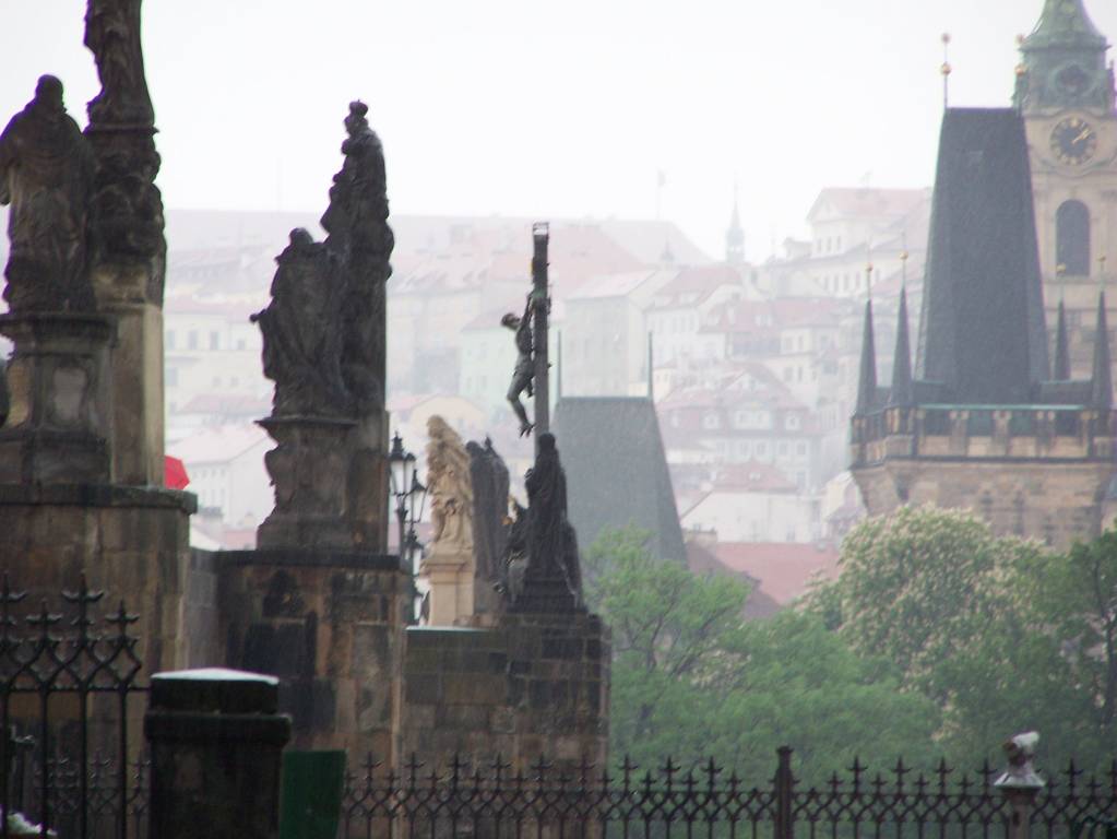 De achterkant van de Karelsbrug (Praag) .... in de regen !