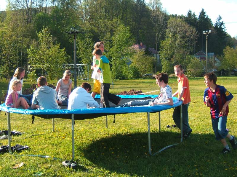 De jeugd vermaakt zich op de trampoline