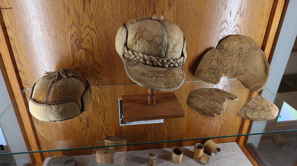 Domažlice: hoofddeksel van paddenstoelen en zwammen in het Chodenmuseum