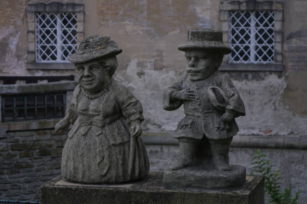 dwergenbeeldjes voor het kasteel