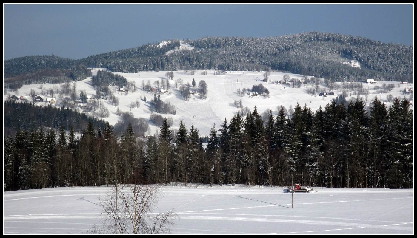 Een pistenbully prepareert de loipes-Vysoké nad Jizerou