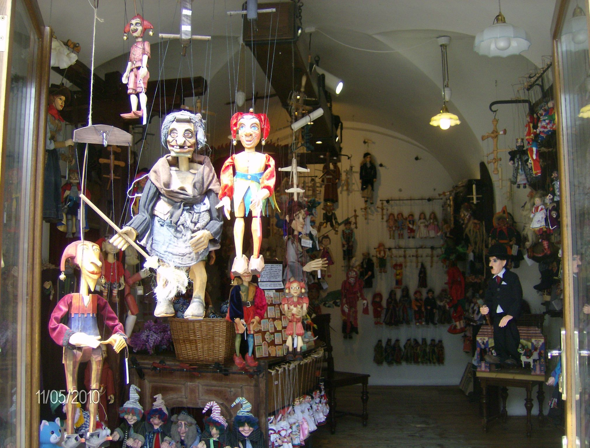 Een winkel vol marionetten
