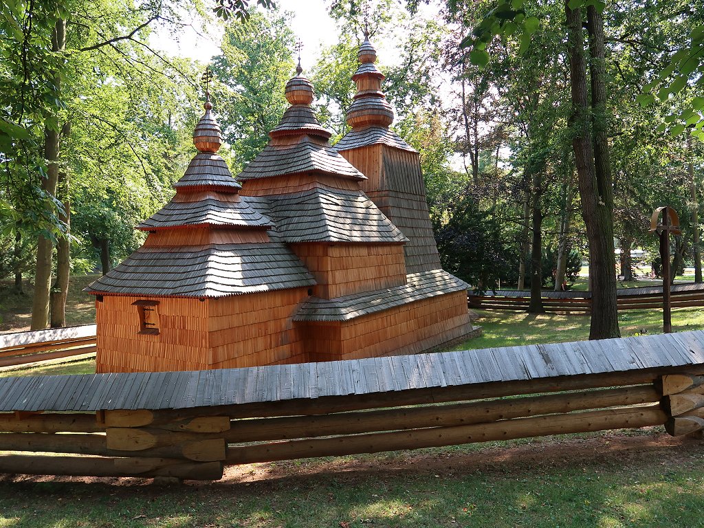 Hradec Králové: houten Nicolaaskerk in het Jiráskovy  park
