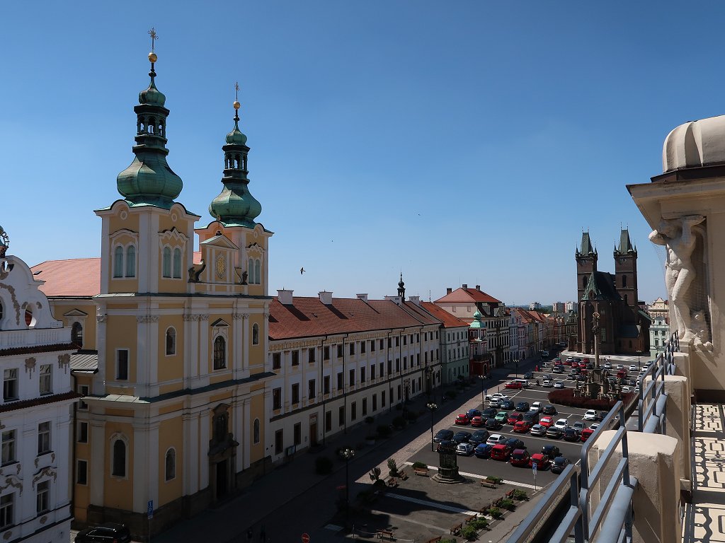 Hradec Králové: Maria Hemelvaartskerk (links) en Heilige Geest kathedraal (rechts)