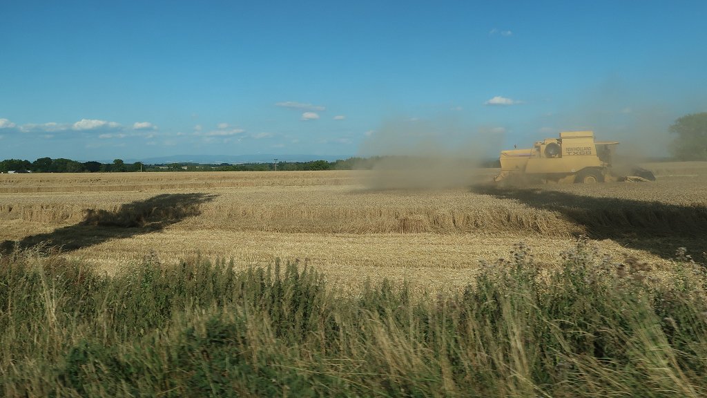 Hradec Kralové: langs de D11 zijn de boeren druk aan het werk