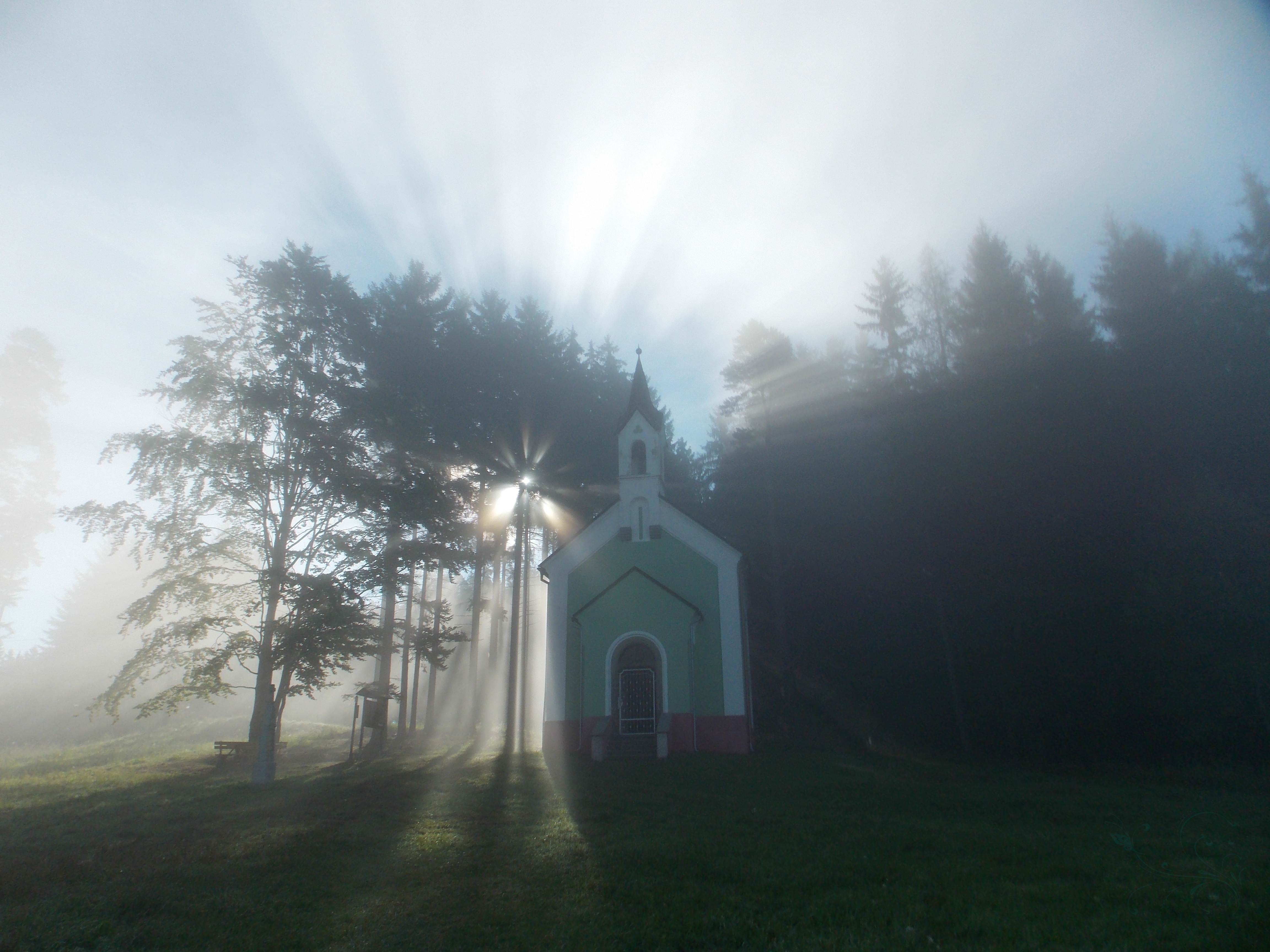 Kerkje kruizenpad Frymburk bij zonsopkomst