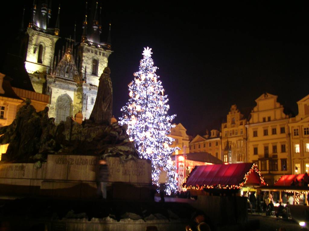 kerstmarkt op oude stadsplein in Praag