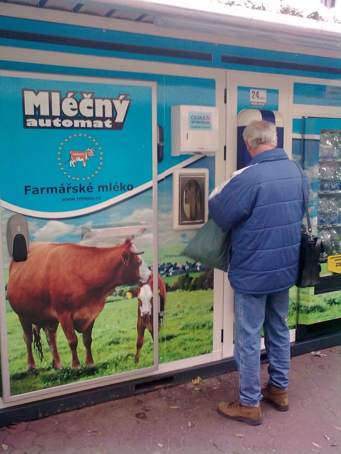 Melk-automaat in Jičín.