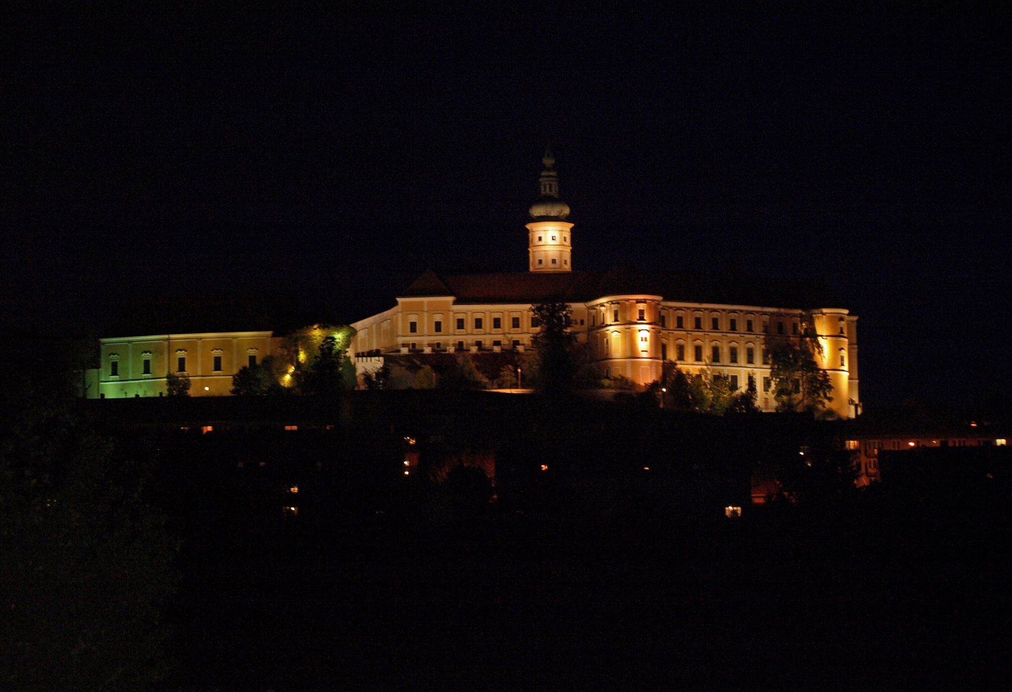 Mikulov - kasteel in de nacht