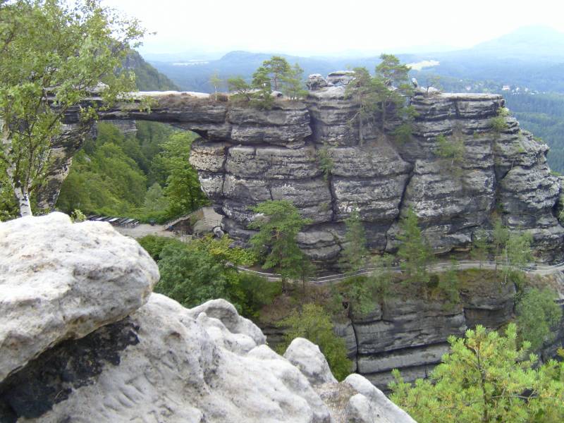 natuurlijke zandstenen brug