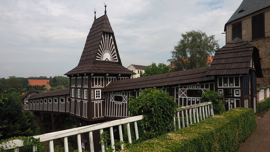 Nové Město nad Metují: houten brug in de kasteeltuin