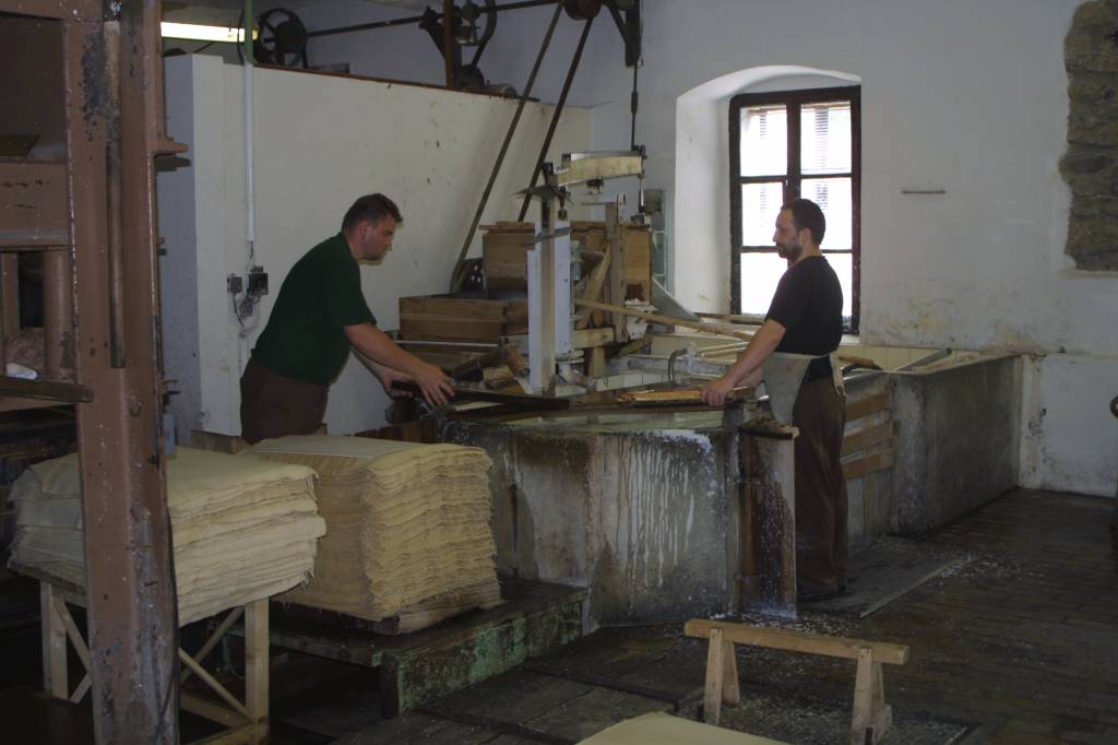 papier scheppen in de papierfabriek van Velke Losiny