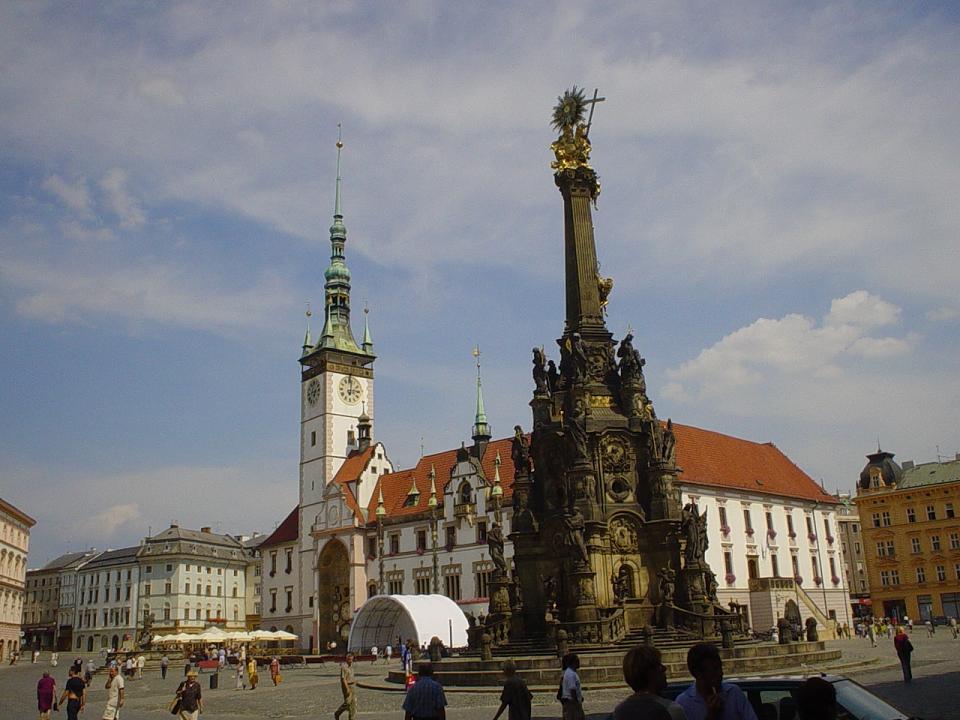 Plein Olomouc met pestzuil