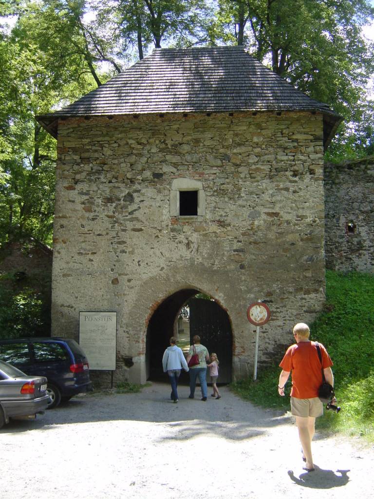 poort van kasteel pernstejn