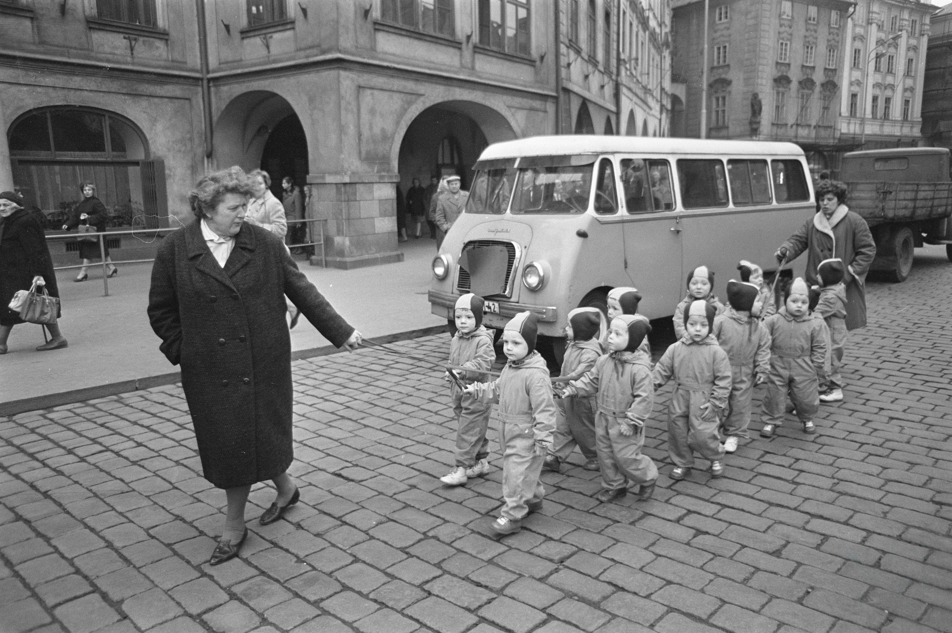 Praag, straatbeeld met een groep kleuters met twee leidsters - foto: Anefo, Jac. de Nijs, 9 maart 1967