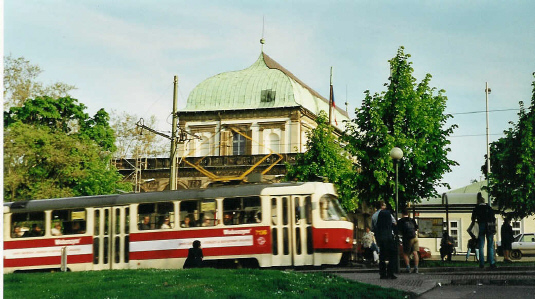 Rijdende tram langs Belvedere