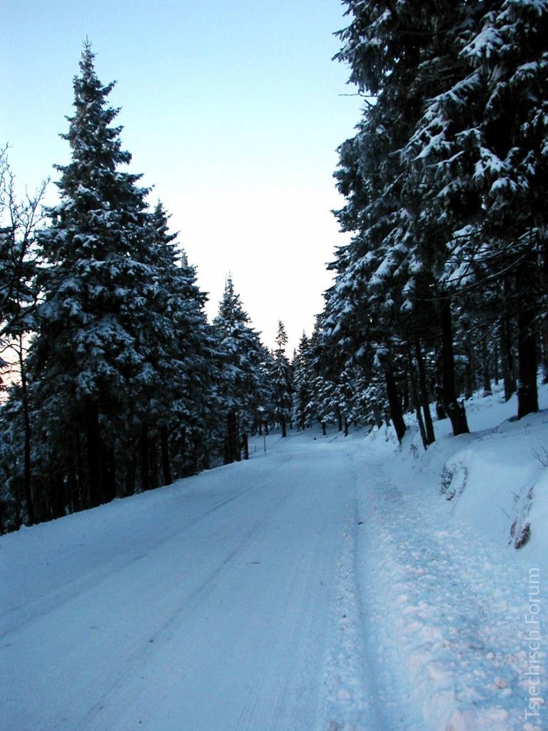 Sneeuwkettingen vereist op weg naar Klinovec