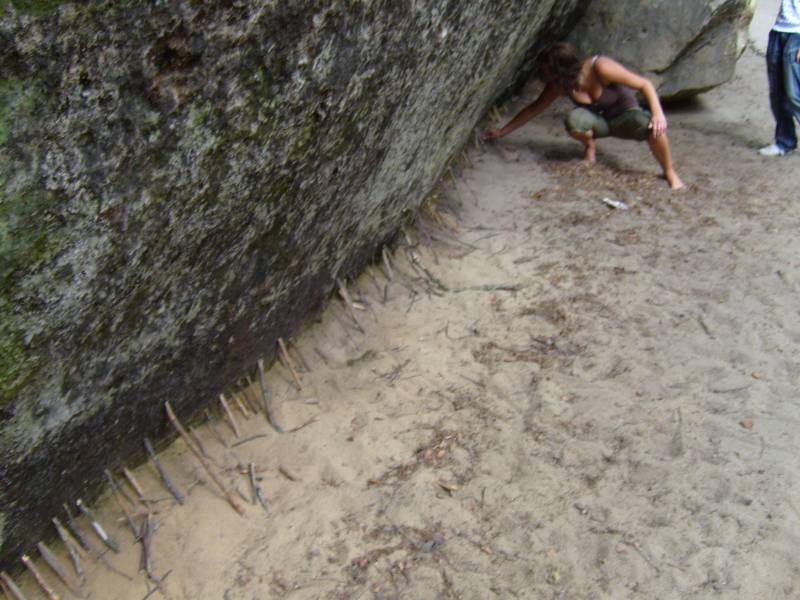 stokjes om de rots tegen te houden