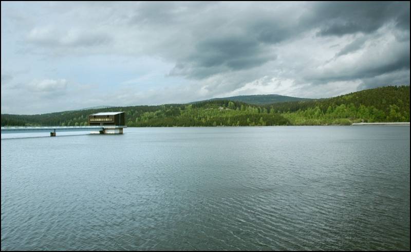 uitzicht tijdens wandeling om een stuwmeer