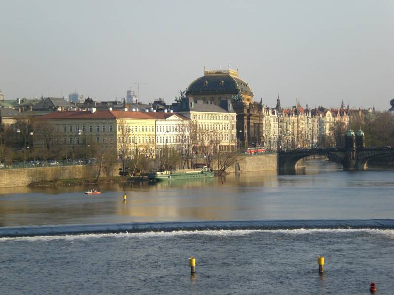 Uitzicht vanaf de Karelsbrug naar het nationaal theater