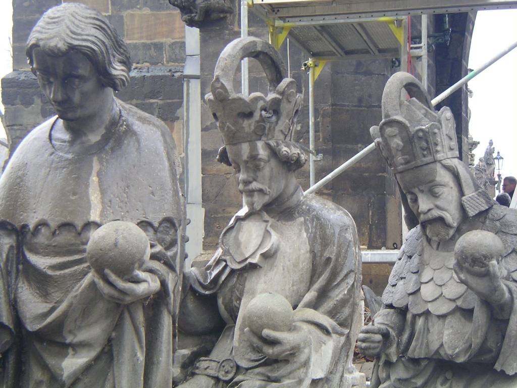 Vernieuwing van de beelden op de Karelsbrug.