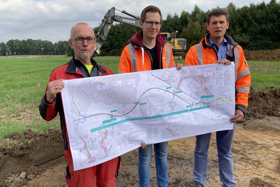 Geologe Jörg Konetzke und Franz Grossmann und Martin Richter vom Lasuv (v.l.n.r.) mit dem Bauplan an der ersten B178-Baustelle bei Oberseifersdorf.
