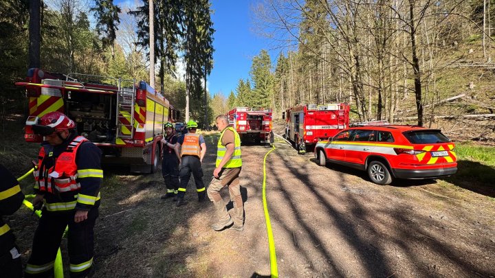 Brandweerlieden rukken uit naar een brand in Boheems Zwitserland.