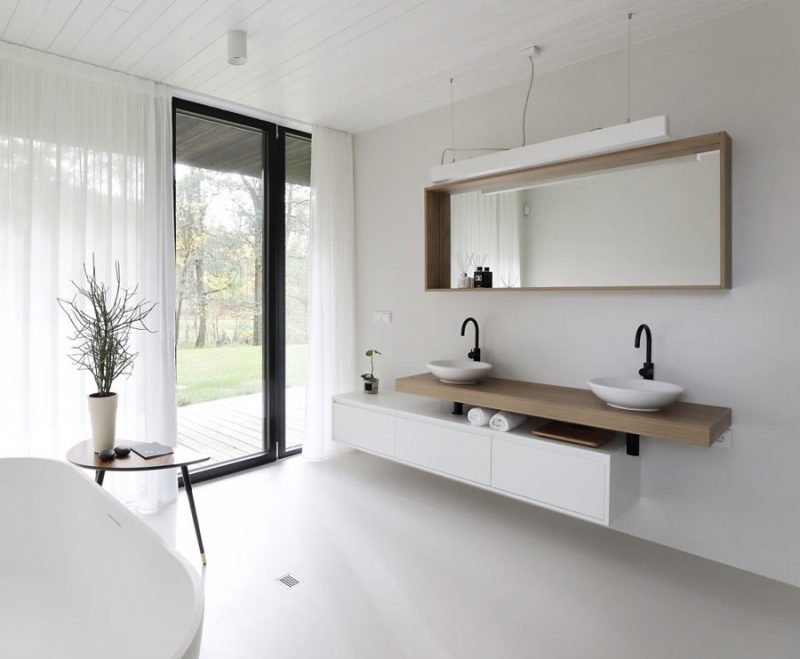 moderne-scandinavisch-geinspireerde-badkamer-met-zwart-wit-en-hout-2-800x659.jpg