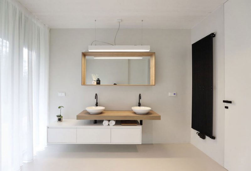 moderne-scandinavisch-geinspireerde-badkamer-met-zwart-wit-en-hout-3-800x545.jpg