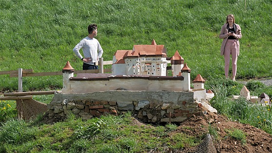 Dit jaar is modelbouwer Zdeněk Brachtl van plan om Kunštát Castle te voltooien en te werken aan drie ...