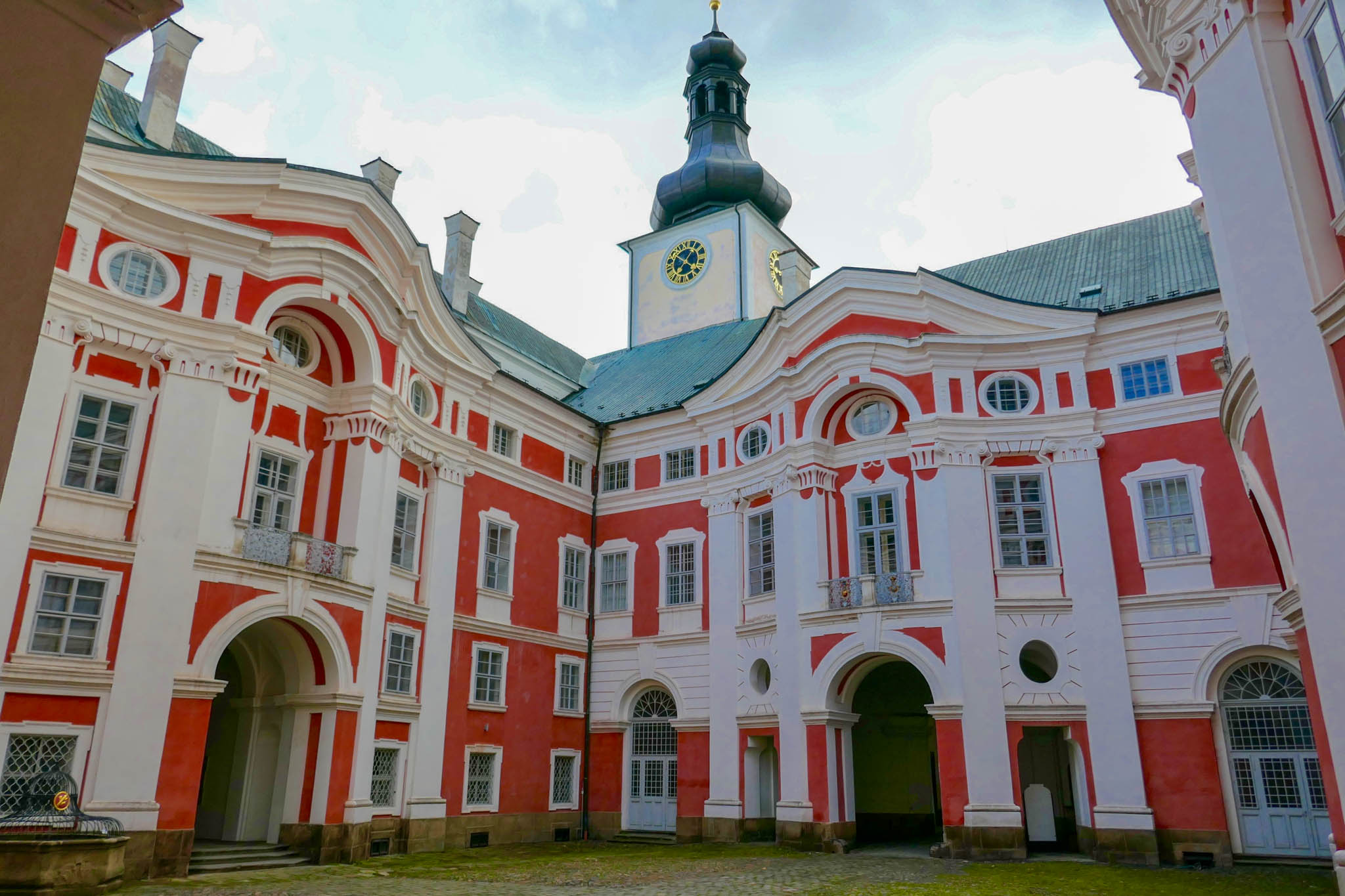 7-tsjechie-broumov-klooster-wit-met-roze.jpg