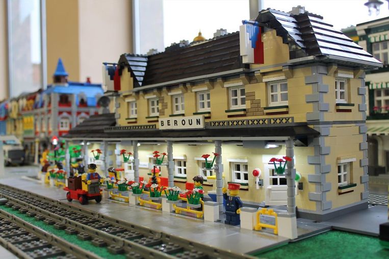 Een station in Milos Kreceks Lego-museum in Spindleruv Mlyn. Beeld  