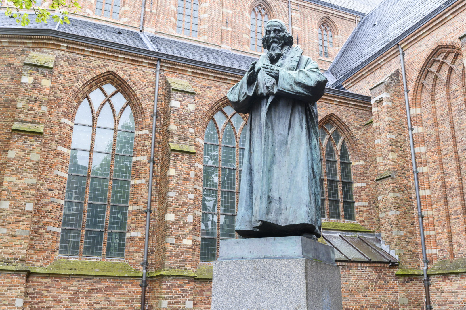 Standbeeld Jan Amos Comenius voor de Grote Kerk in Naarden