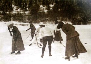 5-Vrouwen-spelen-bandy-in-Poprad-ca-1900-Archief-Poprad-300x212.jpg