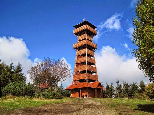 Velký Javorník in het Beskydy-gebergte - bekijk de toppen van het Beskydy-gebergte vanaf de uitkijktoren