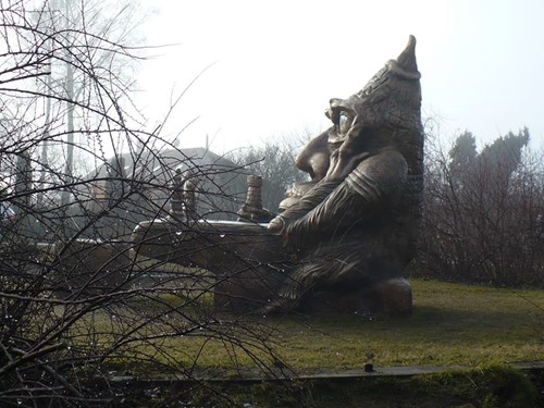 Een standbeeld van een duivel door M. Olšiak in Chotěboř