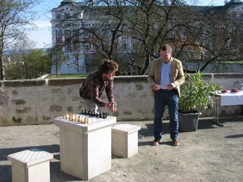 De schaaktafel van Ondřej Kobza in de tuin van het klooster van Broumov