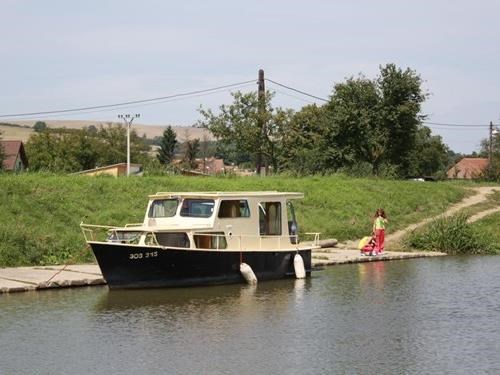 Bootverhuur Na Rejdě in Spytihněv - per woonboot langs het Baťa-kanaal